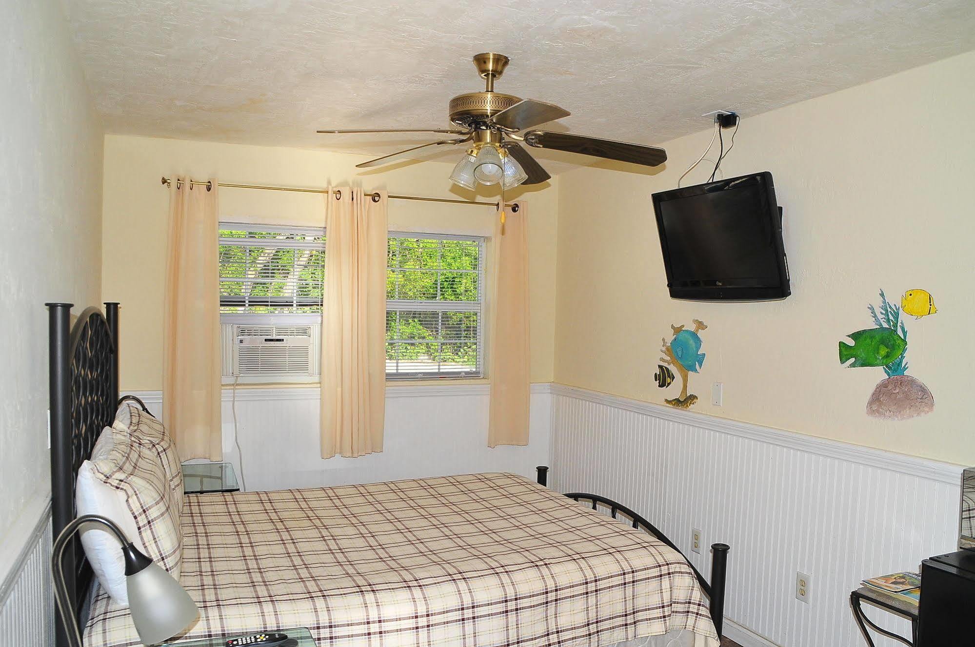Conch On Inn Motel Tavernier Exterior photo